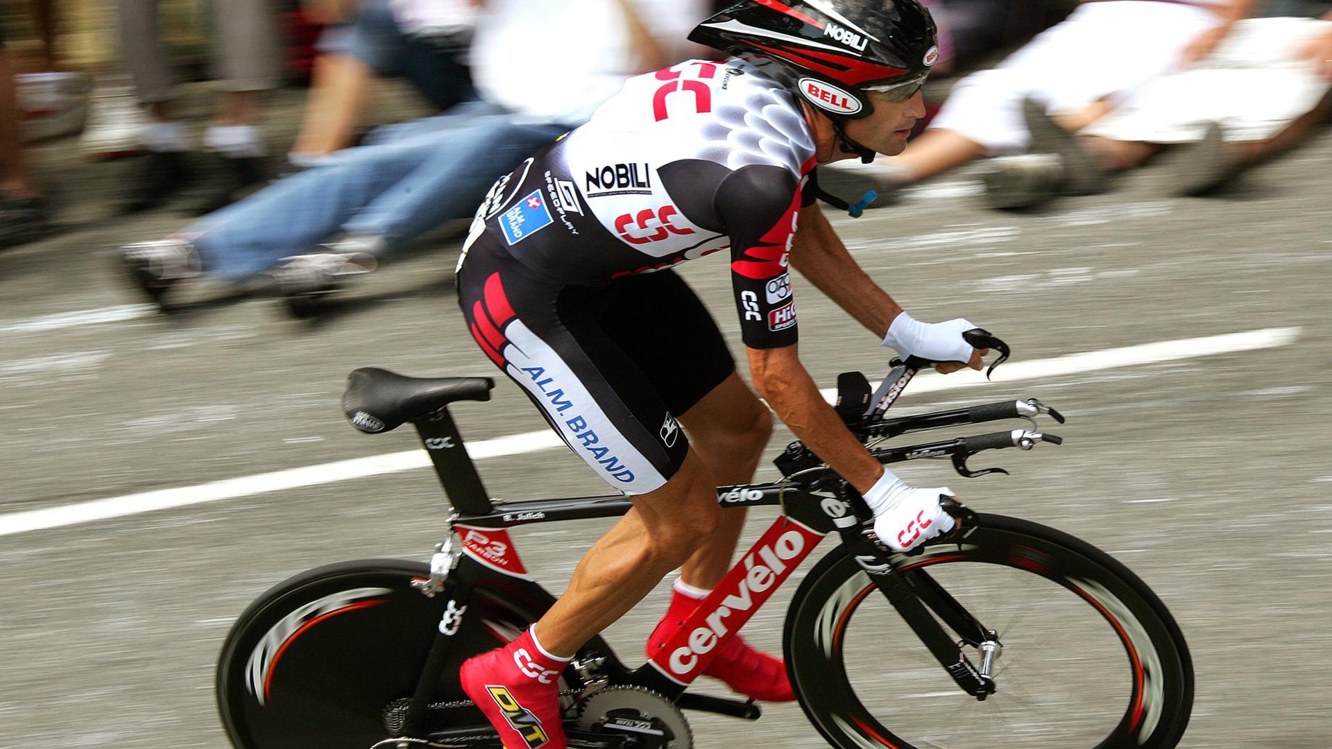 在季后赛对阵快船时，库里全场投中9个三分球，砍下41分带领勇士逆转！